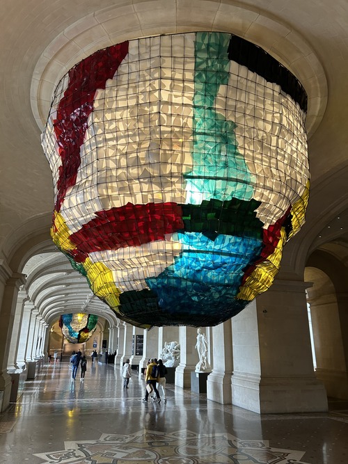 lustre en verre coloré de Les lustres de Gaetano Pesce, 1997,dans le Palais des Beaux Arts de Lille