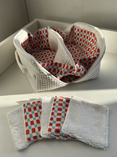 trousse produits de maquillage carrée