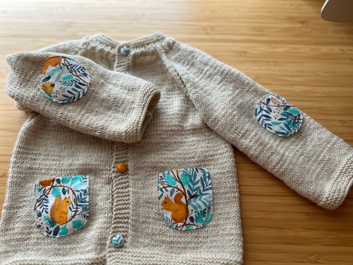 Petit gilet pour bébé à tricoter et à personnaliser pour un cadeau de naissance