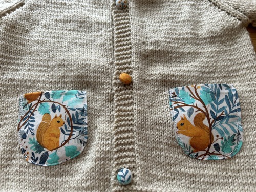 détail gilet raglan bébé