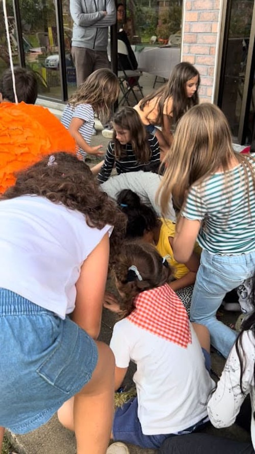 enfants ramassant friandises de la pinata San José