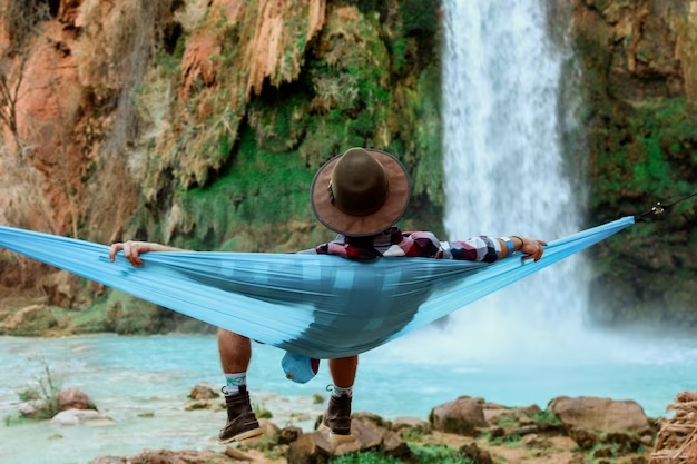 homme devant une cascade au Costa Rica