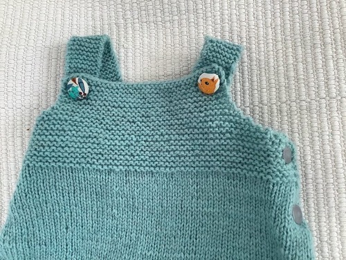 salopette tricot taille naissance gros plan